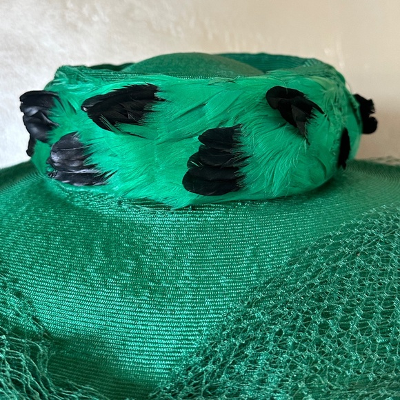 ENTICING 1950s\' EMERALD GREEN STRAW WIDE BRIM HAT + MATCHING FEATHERS & VEILING main image 12